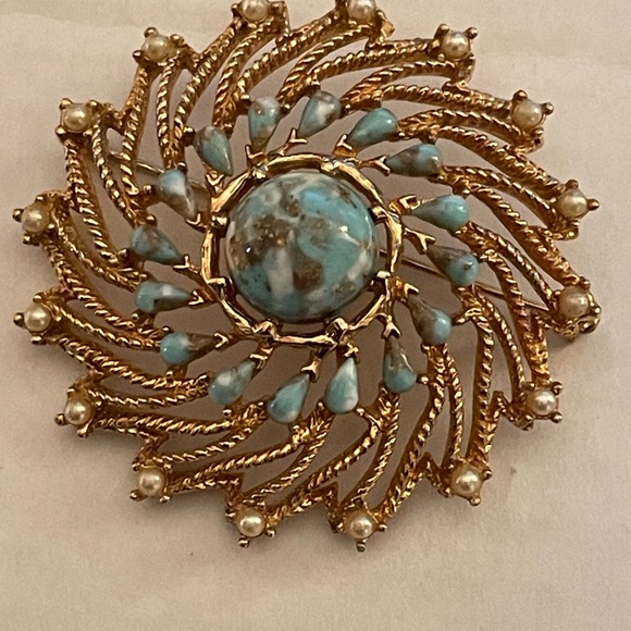 SARAH COVENTRY BROOCH GOLD TONE SWIRL FAUX TURQUOISE & PEARLS, VINTAGE - Picture 3 of 7